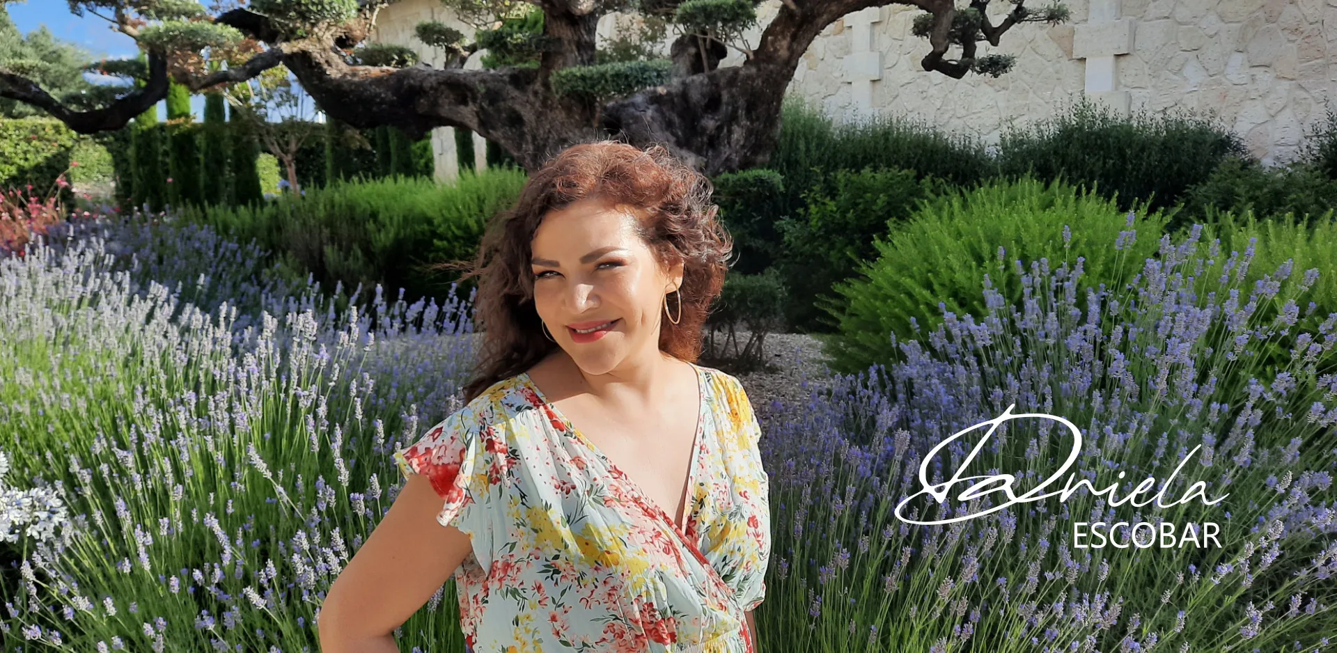 Daniela Escobar entre lavandas en un jardín