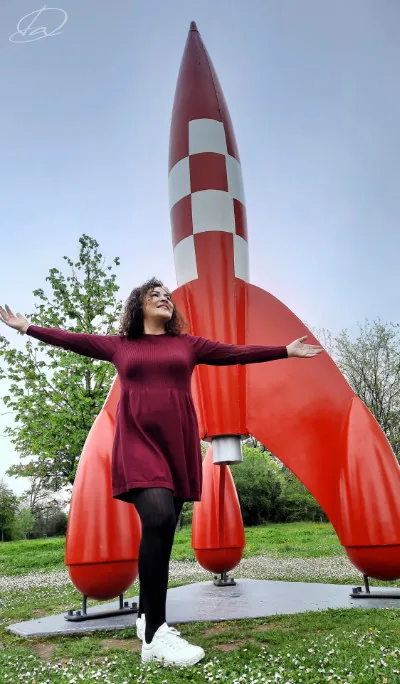 Daniela Escobar junto a una escultura de cohete