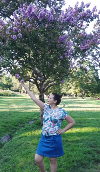 Daniela Escobar bajo un árbol florecido