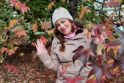 Daniela Escobar entre vegetación
